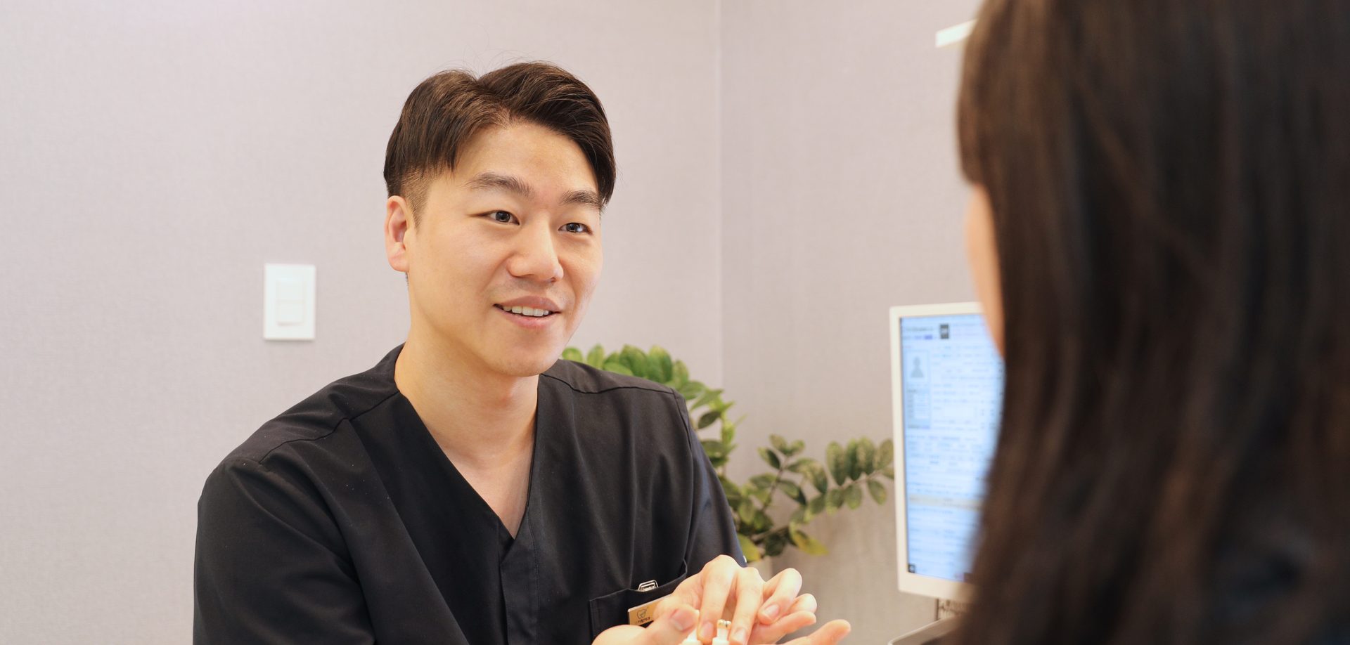 치아 모형으로 치료를 설명하는 원장