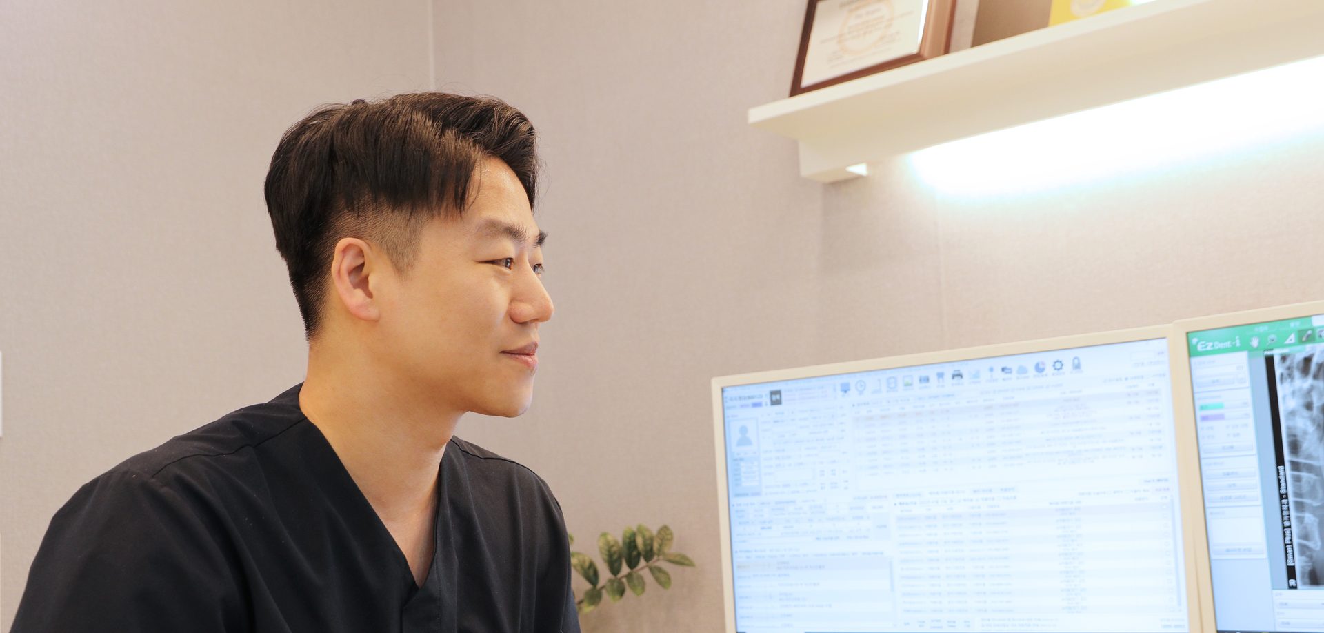진료 기록을 살펴보는 대표원장