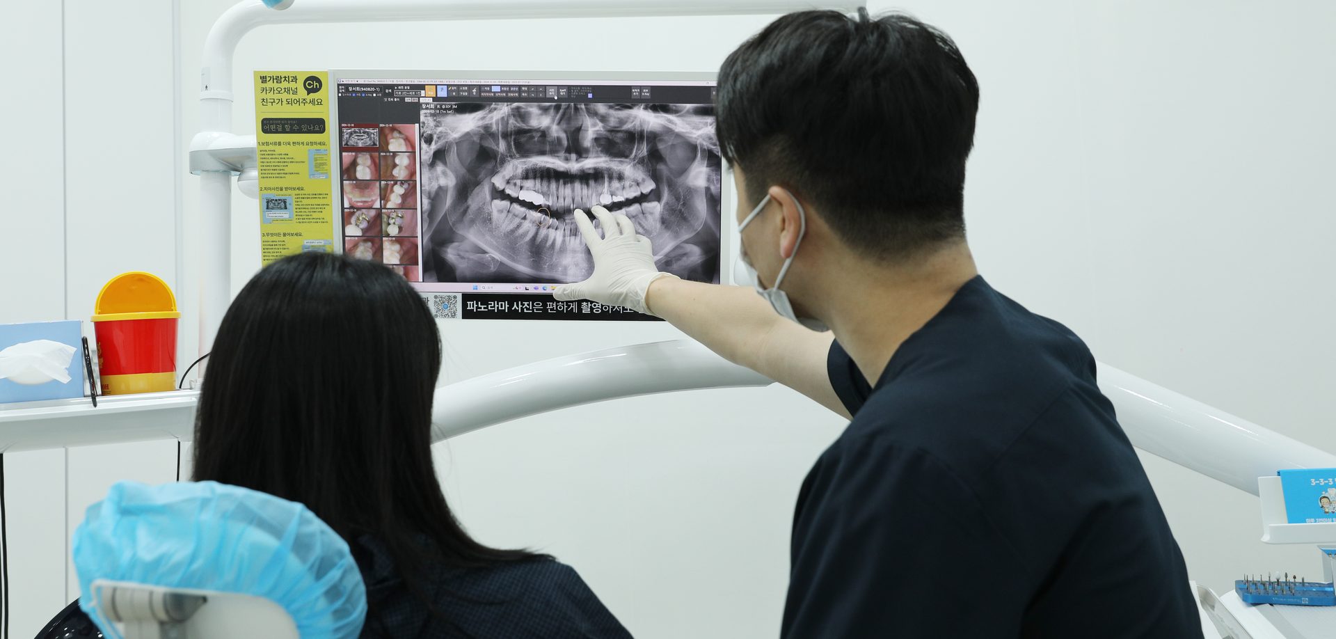 X-ray를 보며 환자에게 설명하는 원장
